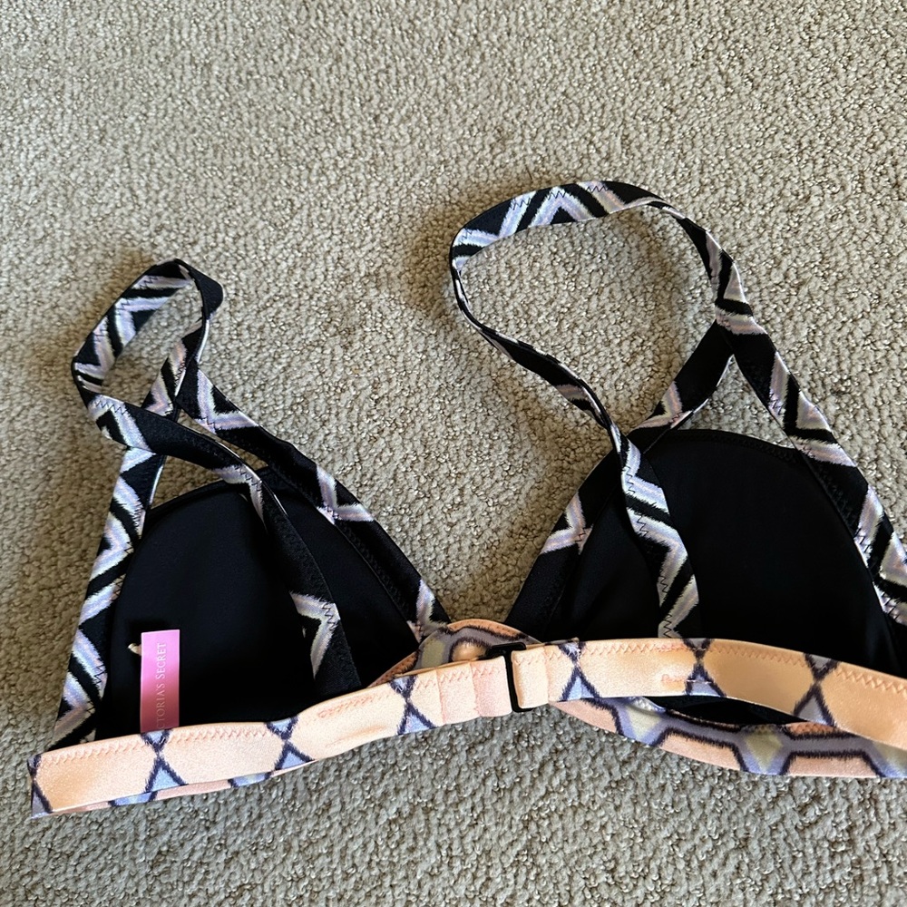 Victoria’s Secret triangle bikini top - Picture 3 of 4